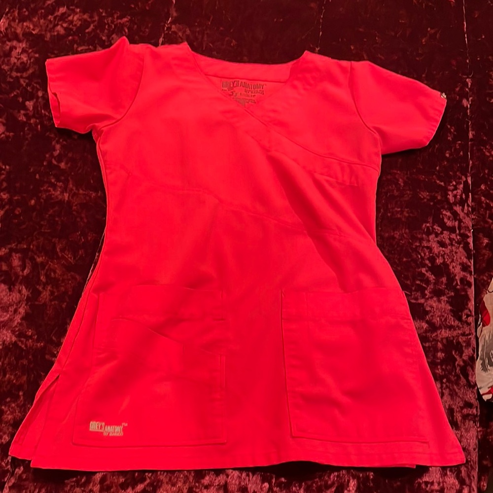 Grey’s Anatomy Scrub Top 🌻size is XXS and well loved! Smoke free home!